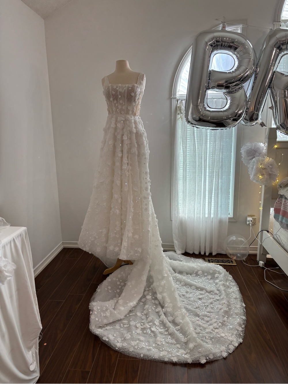 Elegant White Floral Appliqué Wedding Dress with Train